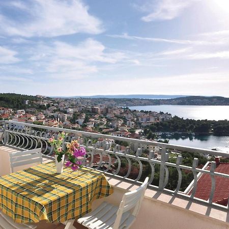 Lovely Apartment In Trogir With Kitchen Extérieur photo