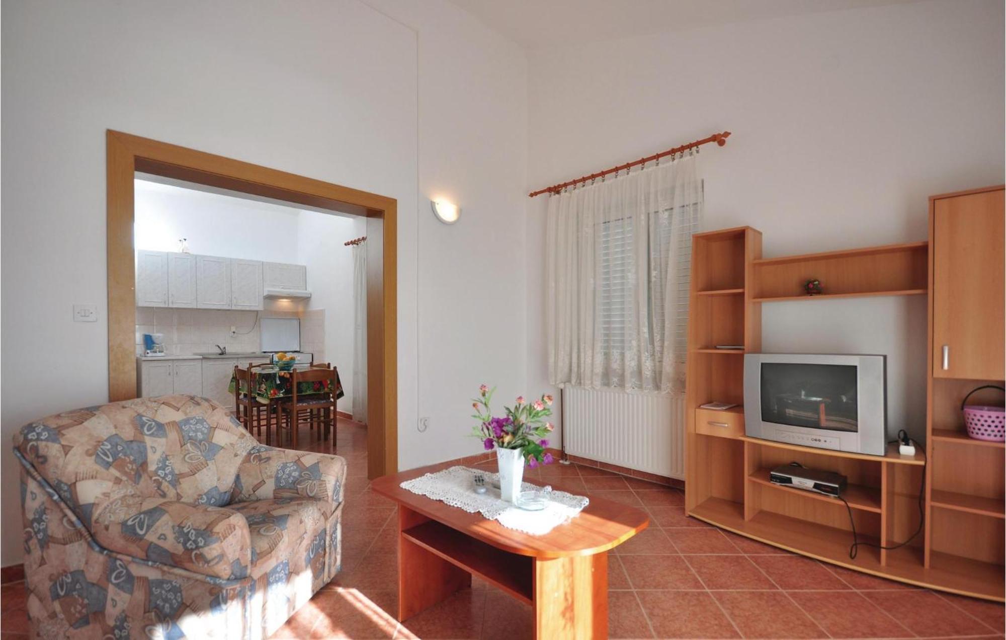 Lovely Apartment In Trogir With Kitchen Extérieur photo