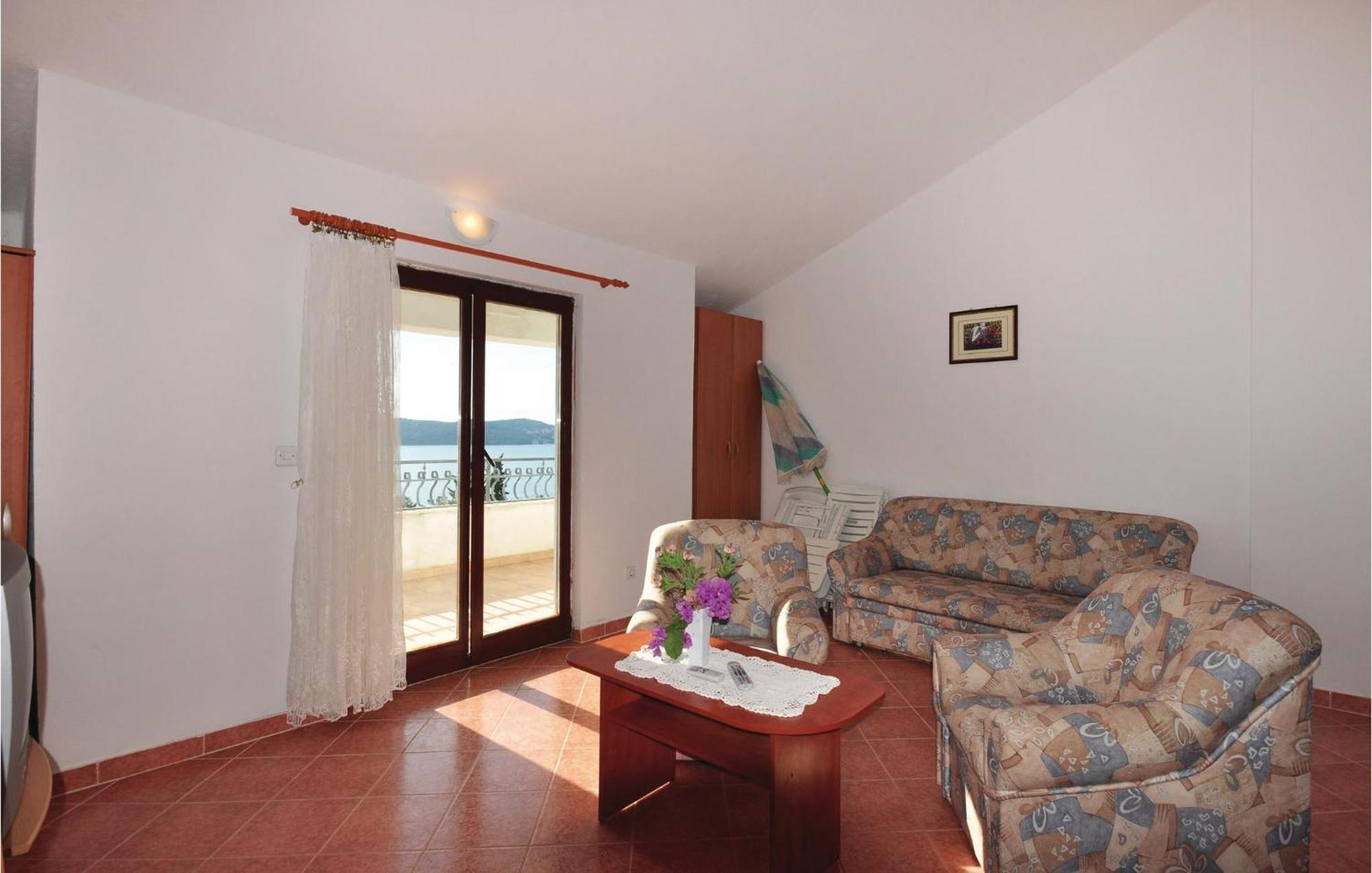 Lovely Apartment In Trogir With Kitchen Extérieur photo