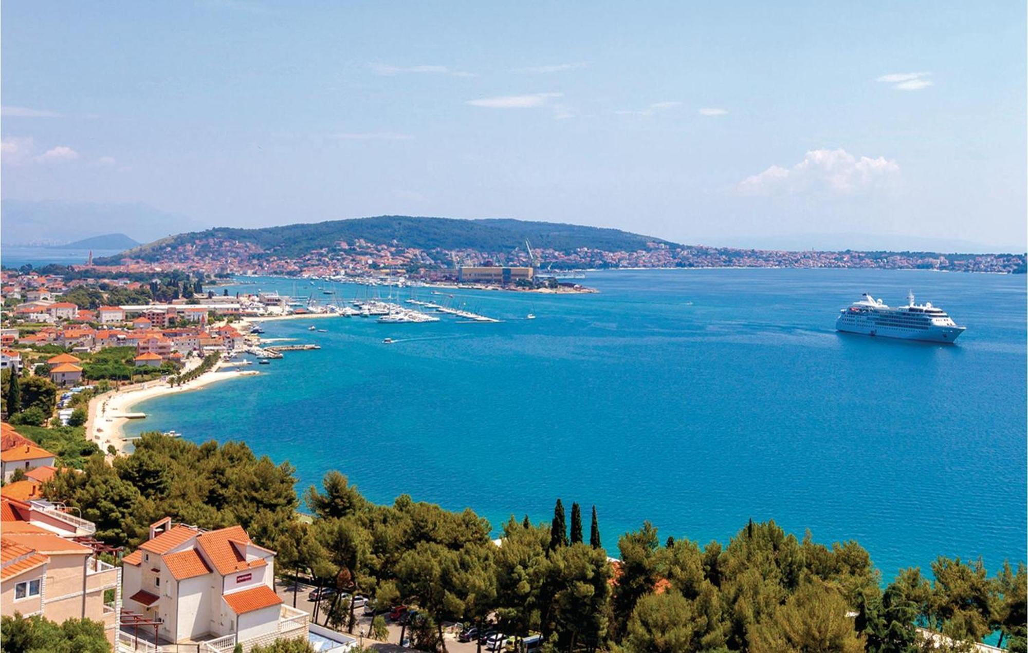 Lovely Apartment In Trogir With Kitchen Extérieur photo