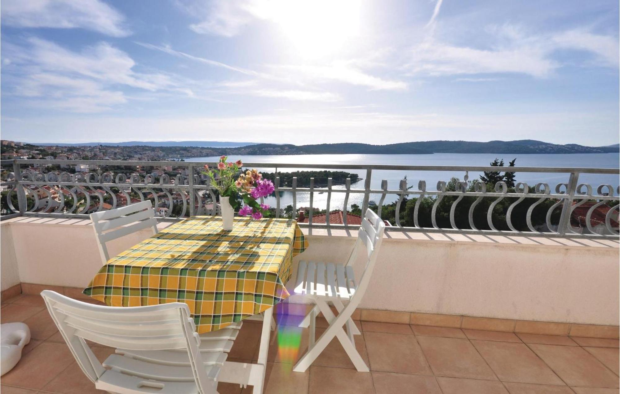 Lovely Apartment In Trogir With Kitchen Extérieur photo