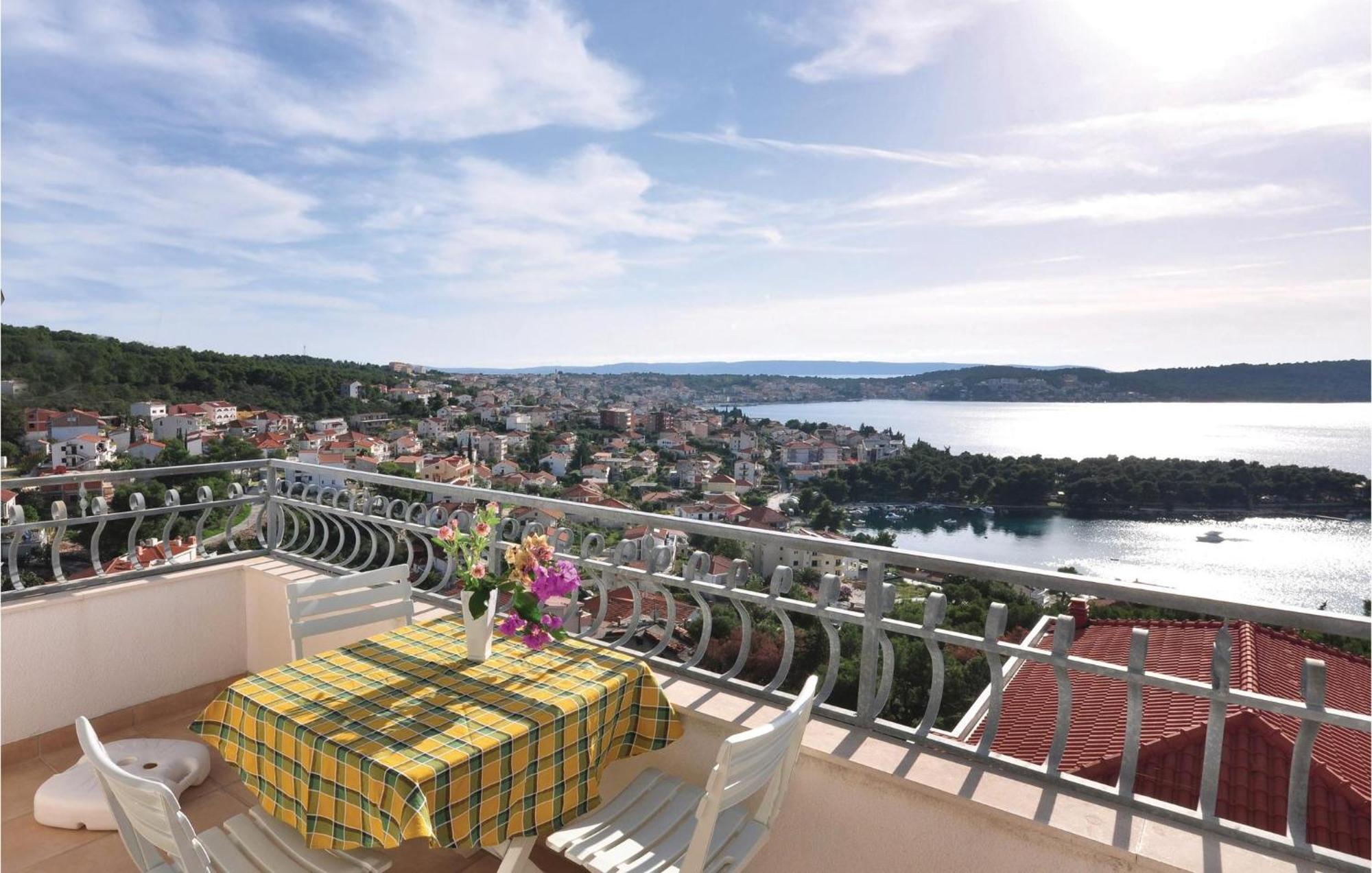Lovely Apartment In Trogir With Kitchen Extérieur photo