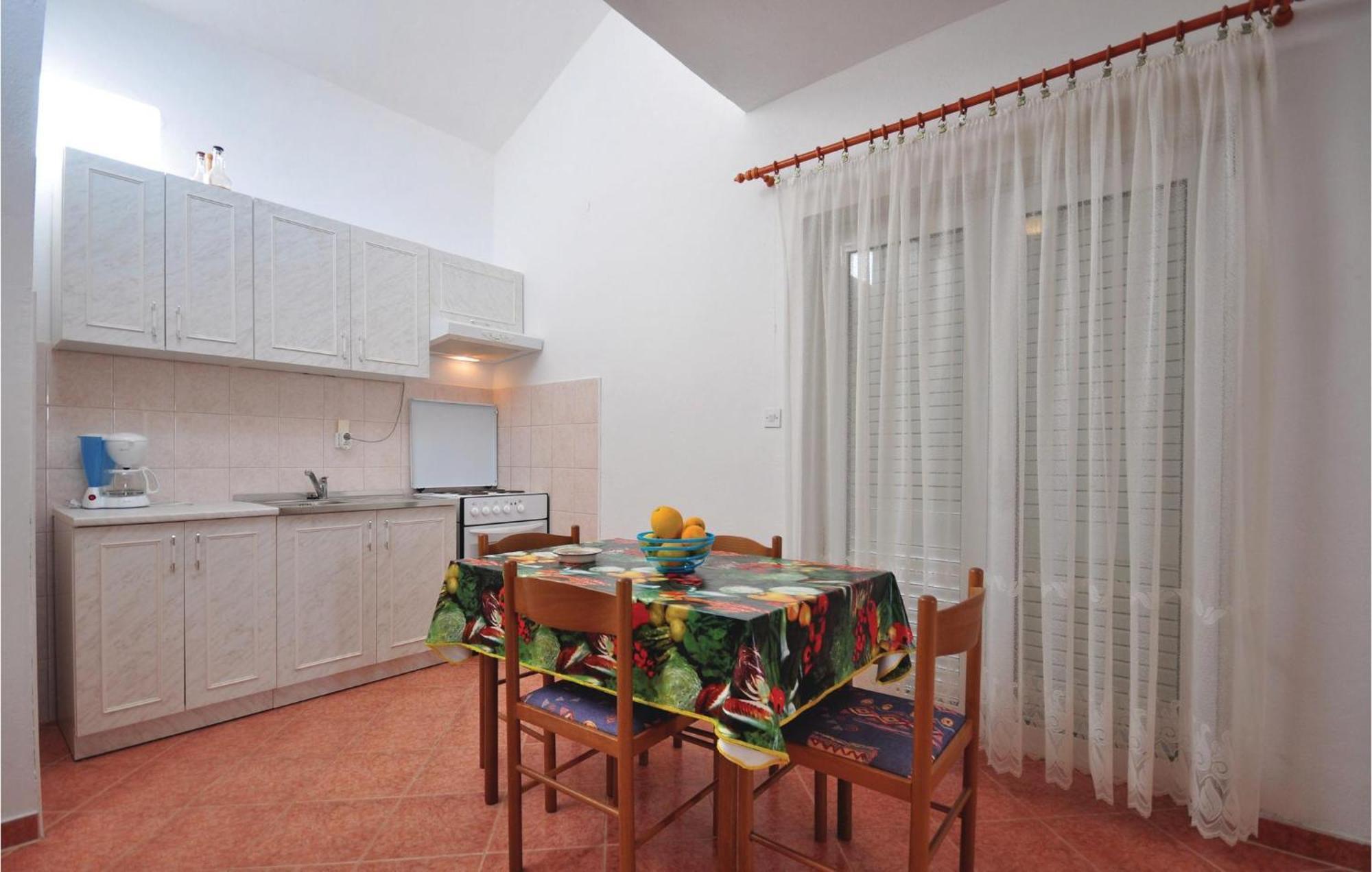 Lovely Apartment In Trogir With Kitchen Extérieur photo